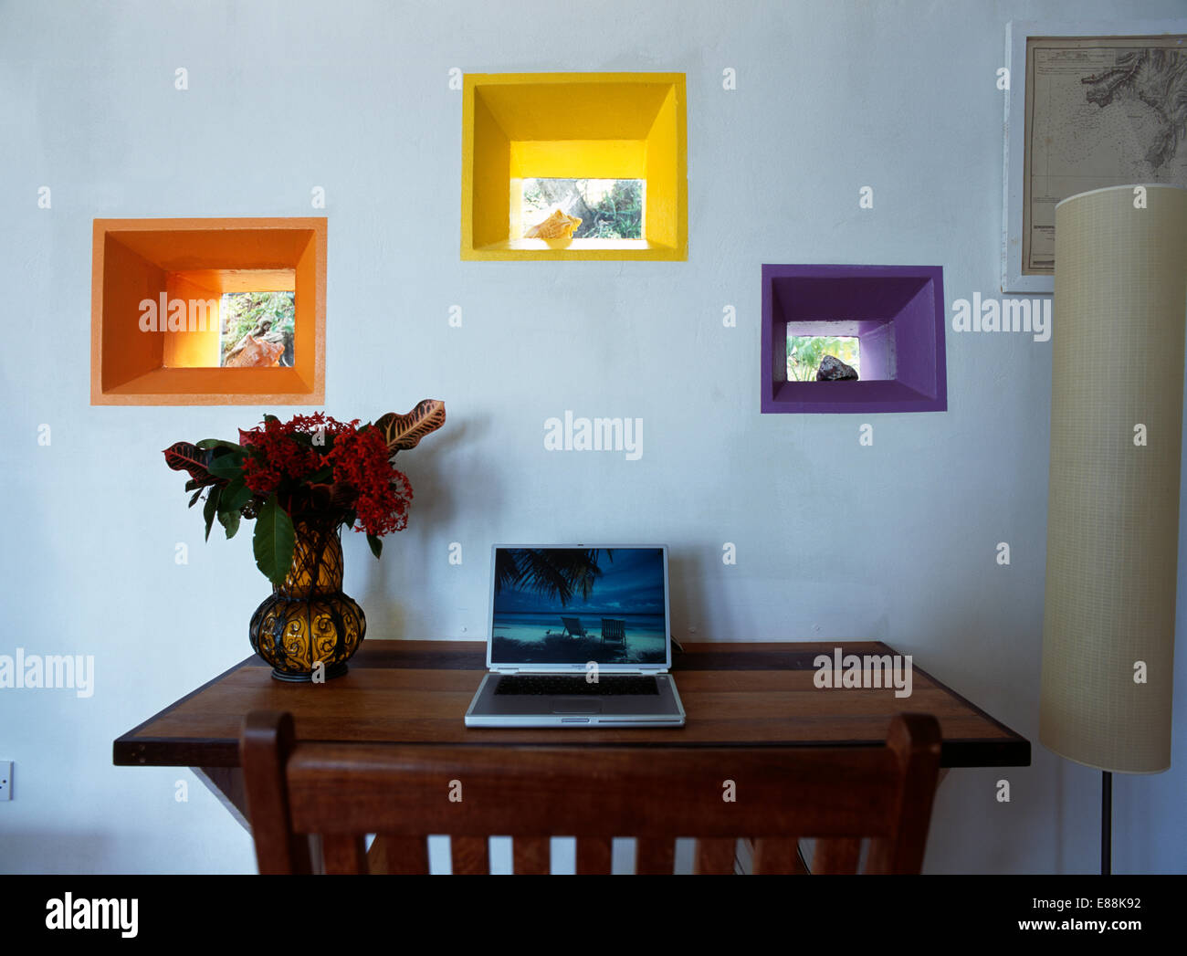 Bunte Alkoven Fenster über Laptop-Computer auf Tisch Stockfoto