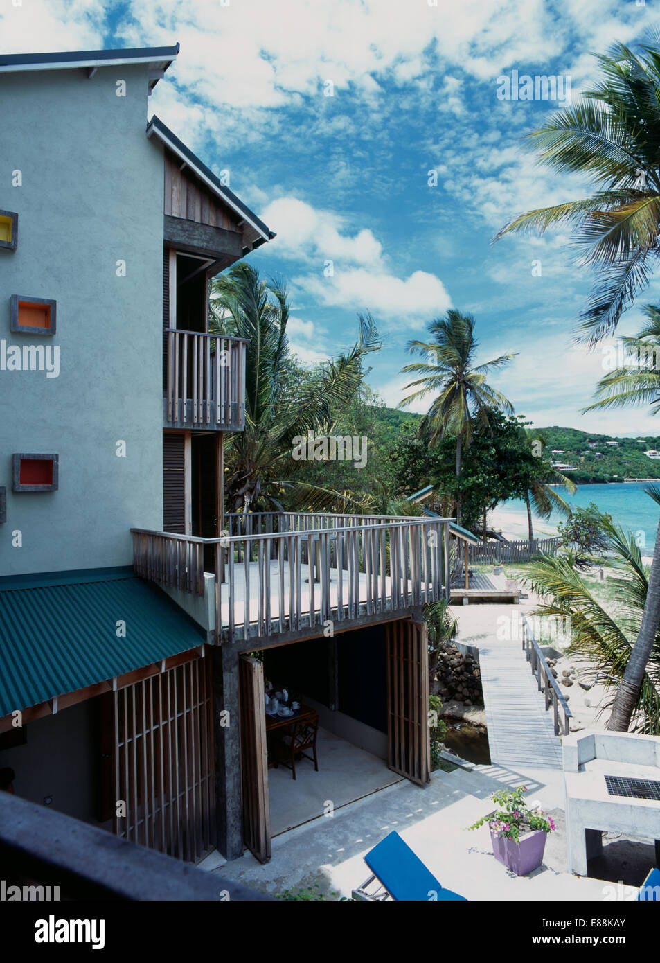Modernes Haus am Meer auf der Insel Bequia in der Karibik Stockfoto