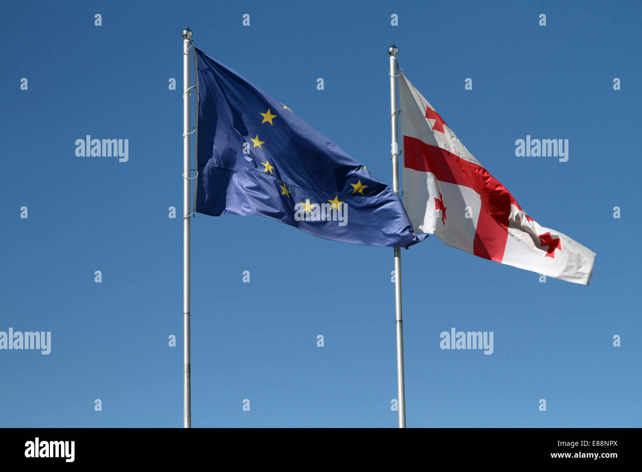 Die Europäische Union und georgische Flaggen wehen neben einander in Gori, Georgien. Stockfoto