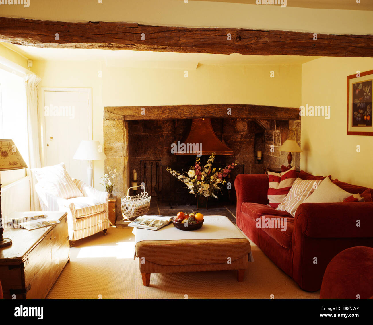 Gepolsterte Hocker Und Rotem Samt Sofa Im Land Wohn Esszimmer Mit Kamin Inglenook Stockfotografie Alamy