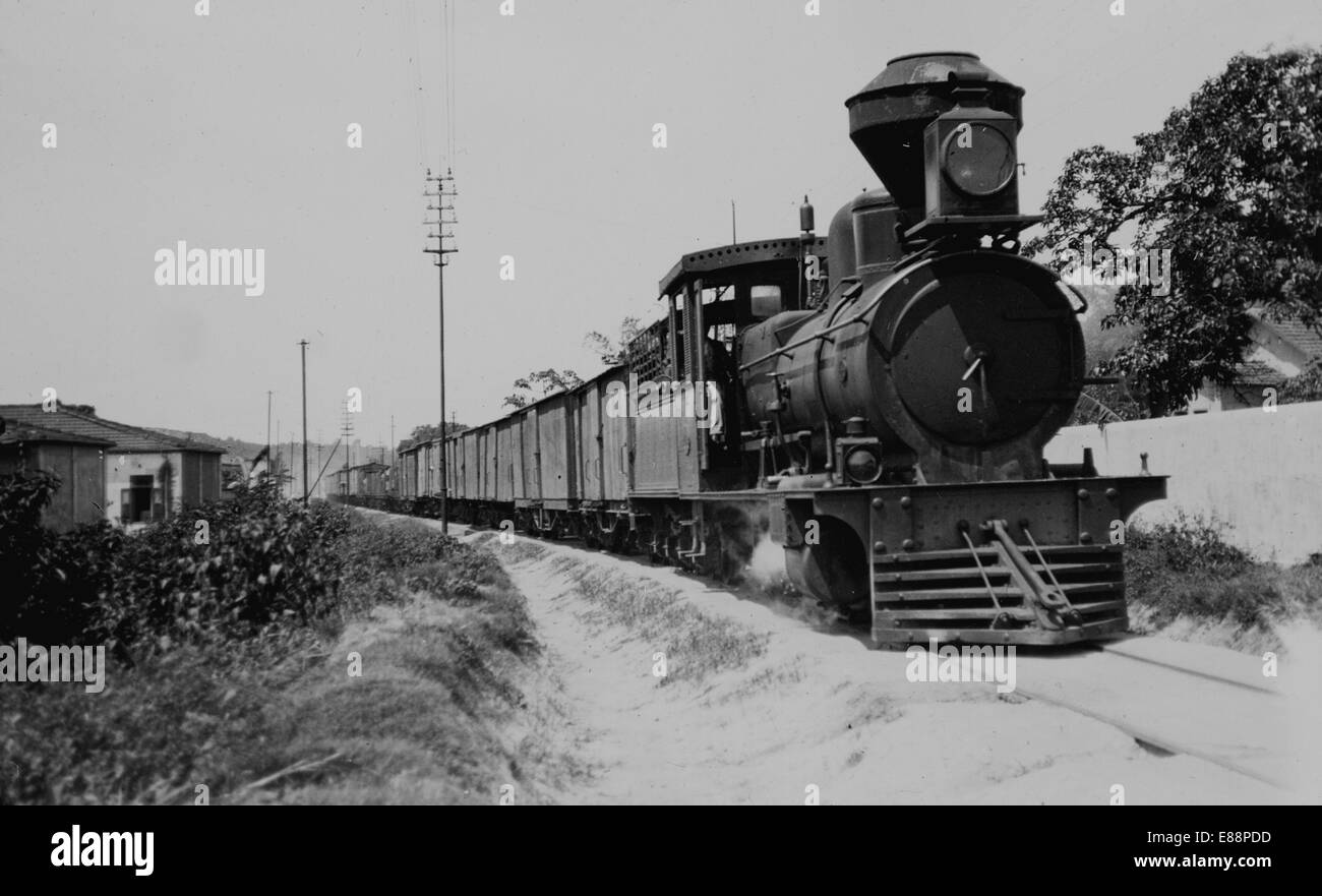 Güterzug auf der Durchreise Neves an der Leopoldina Railway, Brasilien 22. November 1919. Übernommen aus einem Objektträger Laterne. Stockfoto