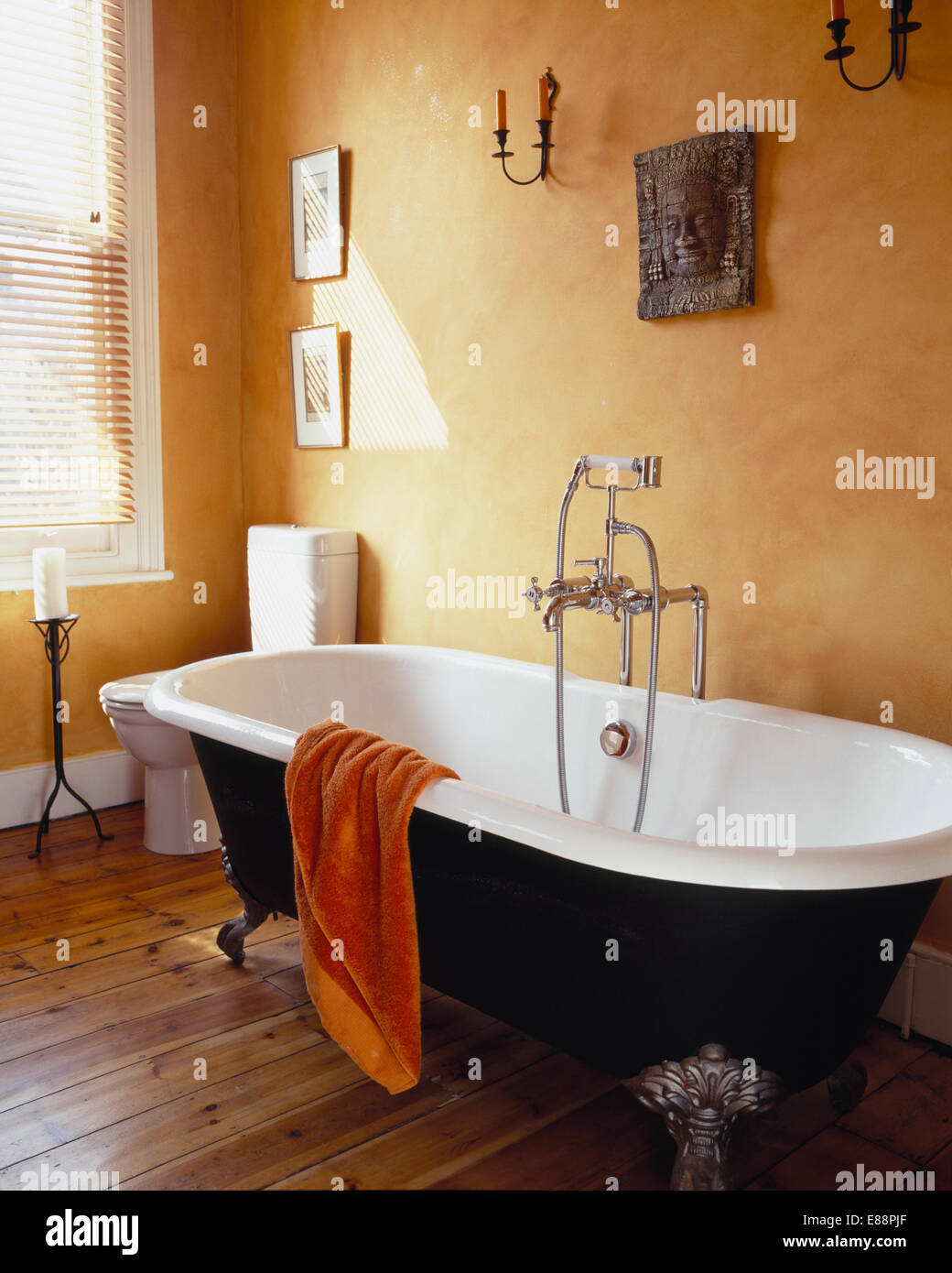 Roll Top Bad In Blassen Terrakotta Badezimmer Mit Holzboden Stockfotografie Alamy