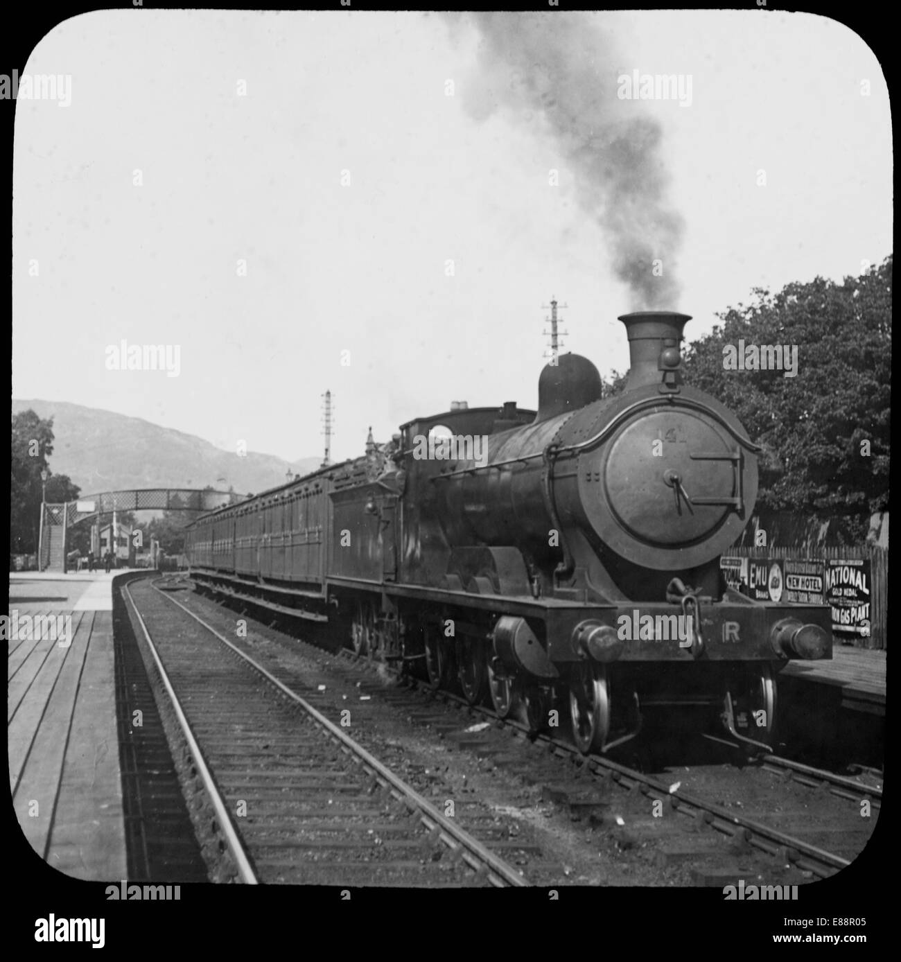 Highland Eisenbahn Lokomotive Nummer 141 trainieren "Ballindalloch Castle" mit einem Passagier in Pitlochry Station, Schottland. Stockfoto