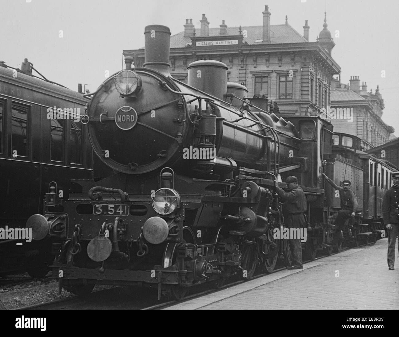 Dampf-Lokomotive in Calais Bahnhof (Gare Maritime), Frankreich, im Jahre 1912. Übernommen aus einem Objektträger Laterne. Stockfoto