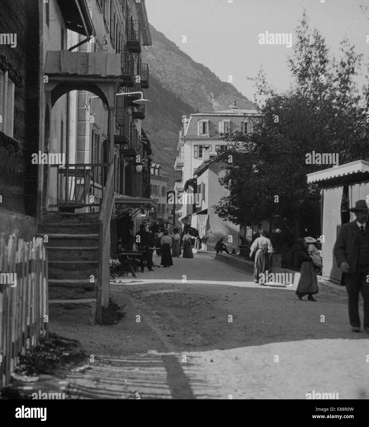 Straßenszene in Zermatt, Schweiz, 1907. Übernommen aus einem Objektträger Laterne. Stockfoto