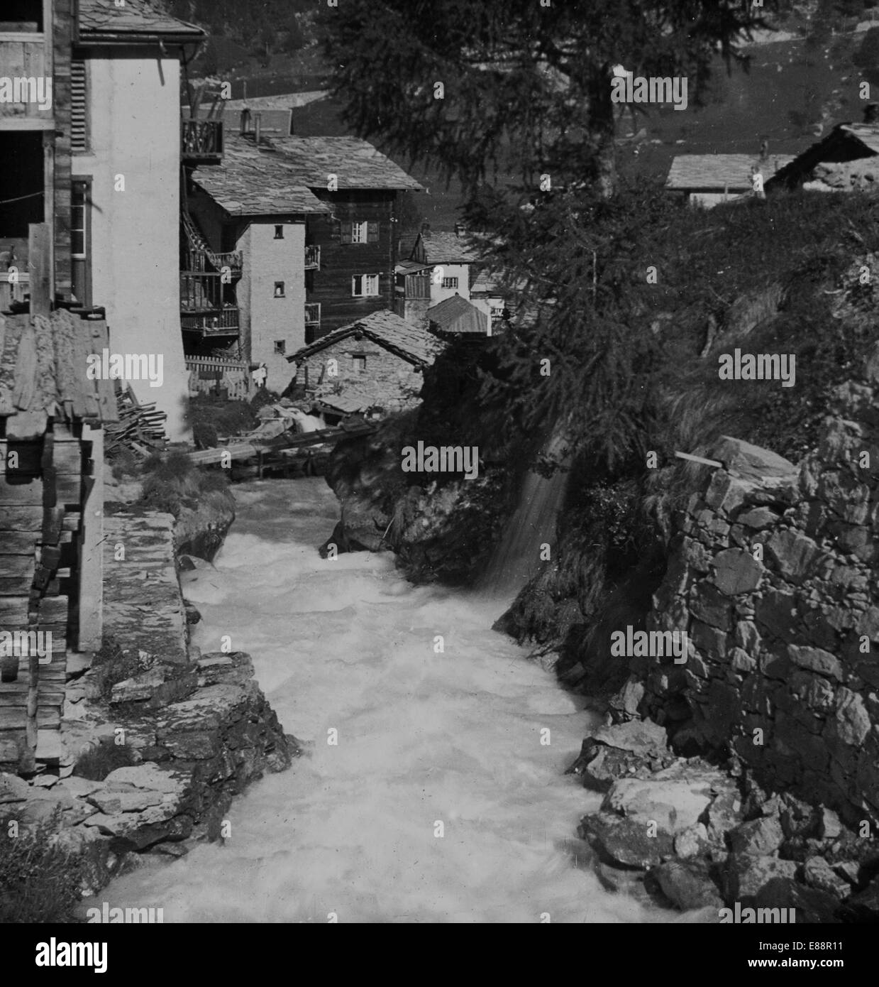 Fluss in Zermatt, Schweiz, 1907. Übernommen aus einem Objektträger Laterne. Stockfoto