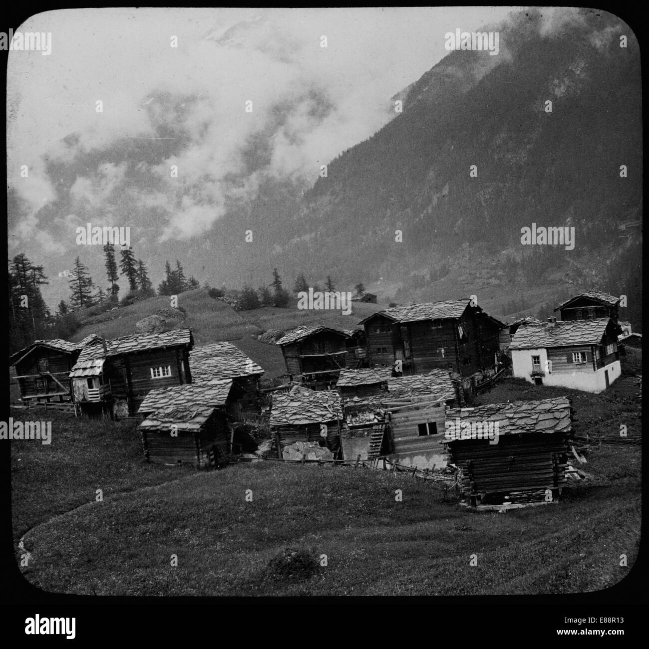 Blick auf die Ortschaft Zumzee, in der Nähe von Zermatt, Schweiz, 1907. Übernommen aus einem Objektträger Laterne. Stockfoto