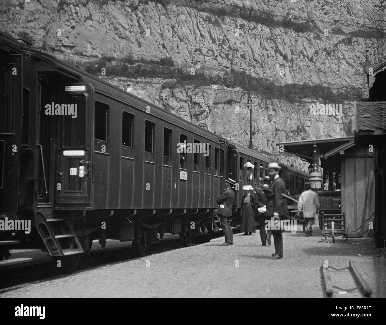 Fluggästen einen Zug bei St. Maurice, Schweiz. 1907. übernommen aus einem Objektträger Laterne. Stockfoto