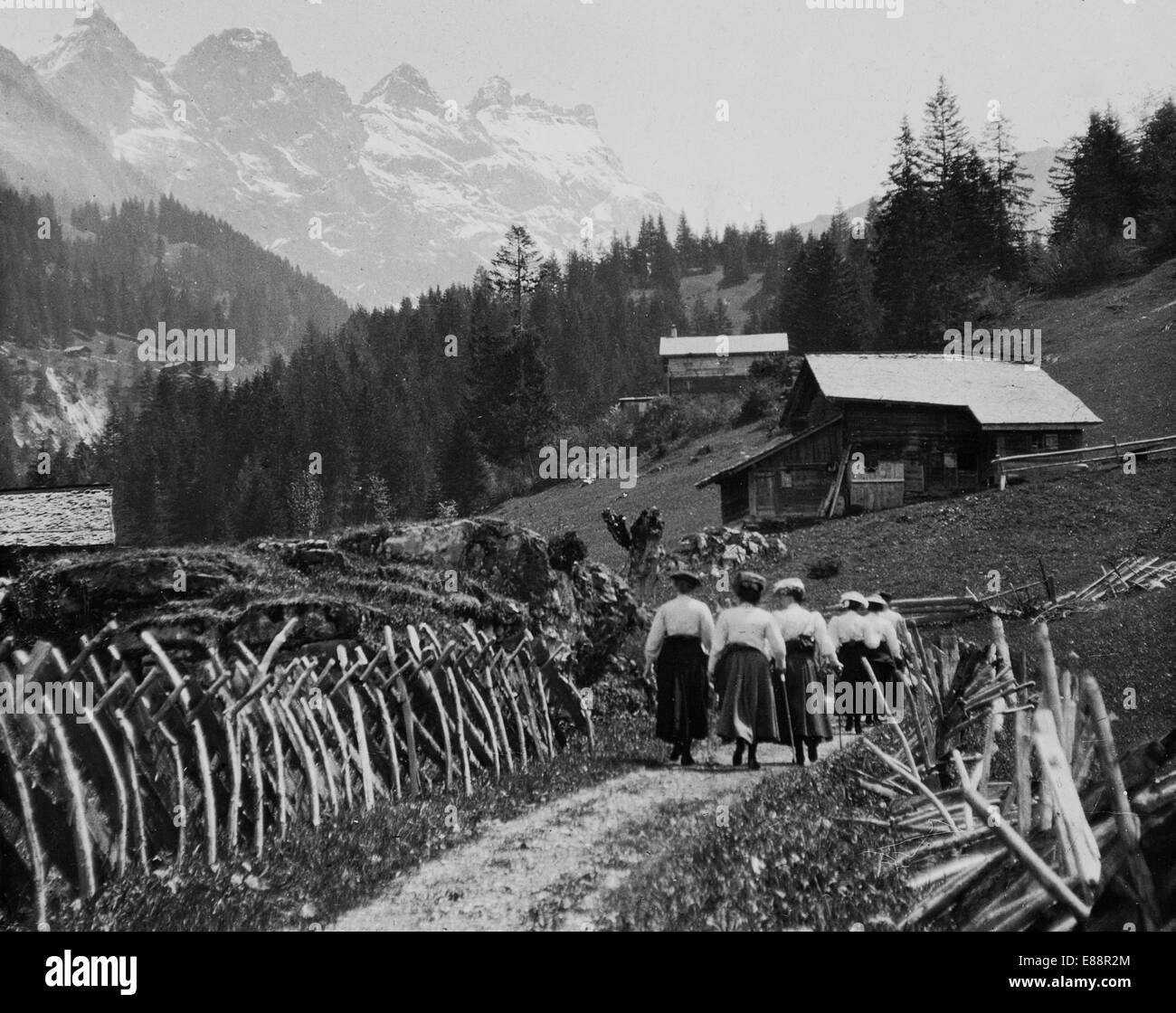 Frauen-Wanderer im Zeitraum Kleid Wandern in den Schweizer Alpen unterhalb der Montagne de l'Argentine, Schweiz. 1907. Stockfoto