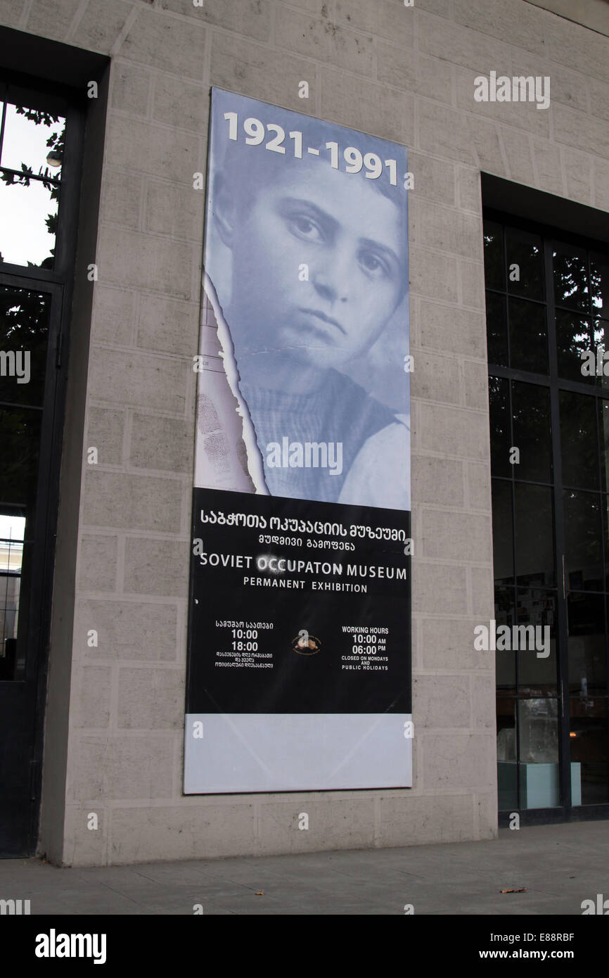 Zeichen, die Werbung der sowjetischen Besetzung Museum Shota Rustaveli Avenue in zentralen Tiflis (Tbilissi), Georgien Stockfoto