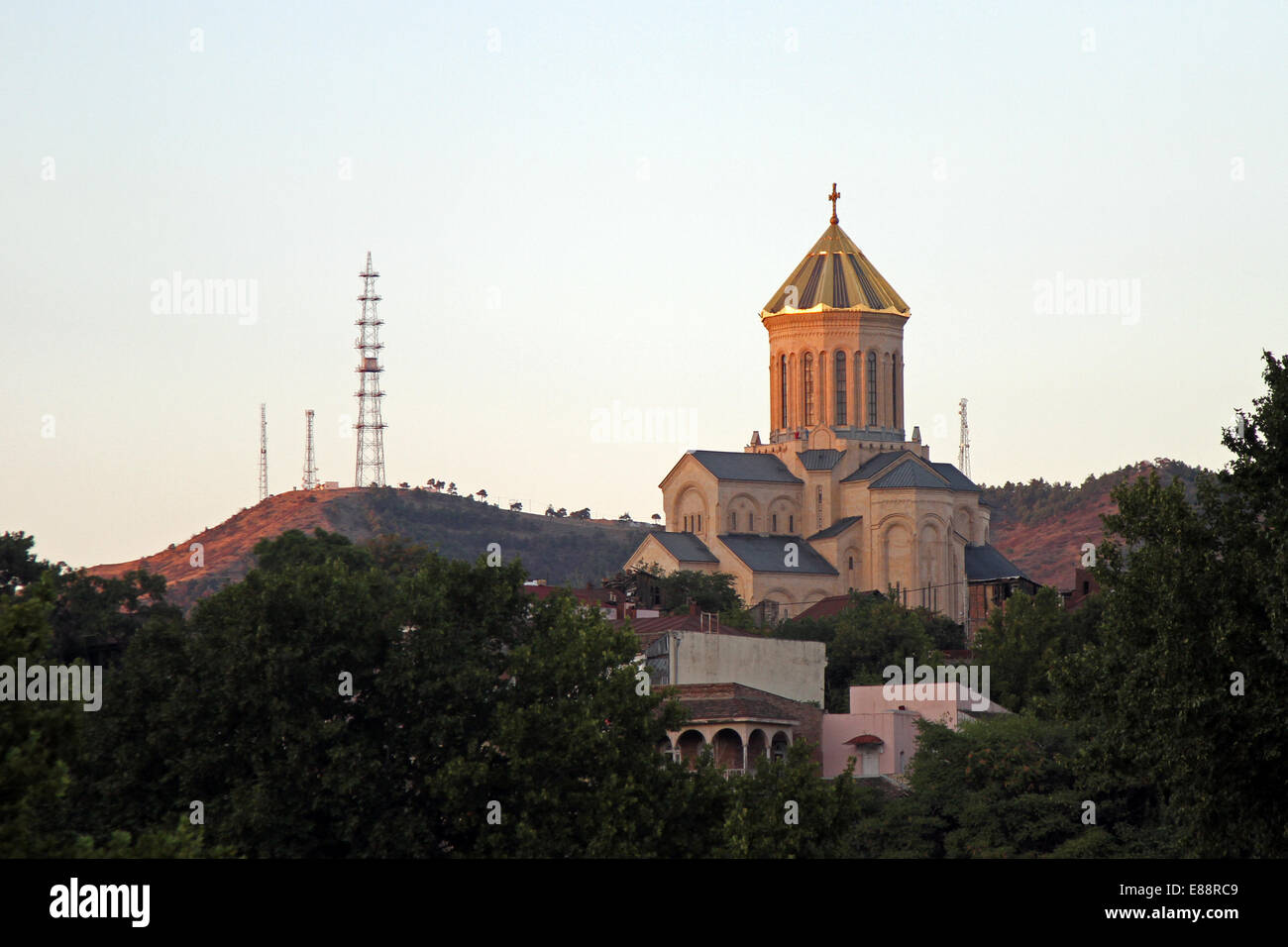 Sameba-Kathedrale im Abendlicht in Tiflis, Georgien. Stockfoto