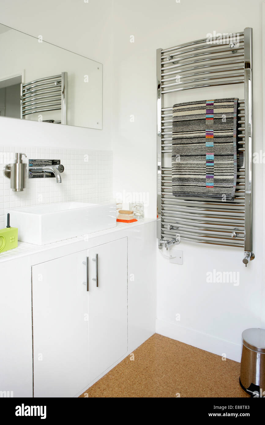 Beheizte Handtuchhalter Chrom an Wand in modernen Whtie Bad mit rechteckigen Becken auf ausgestattete Unterschrank Stockfoto