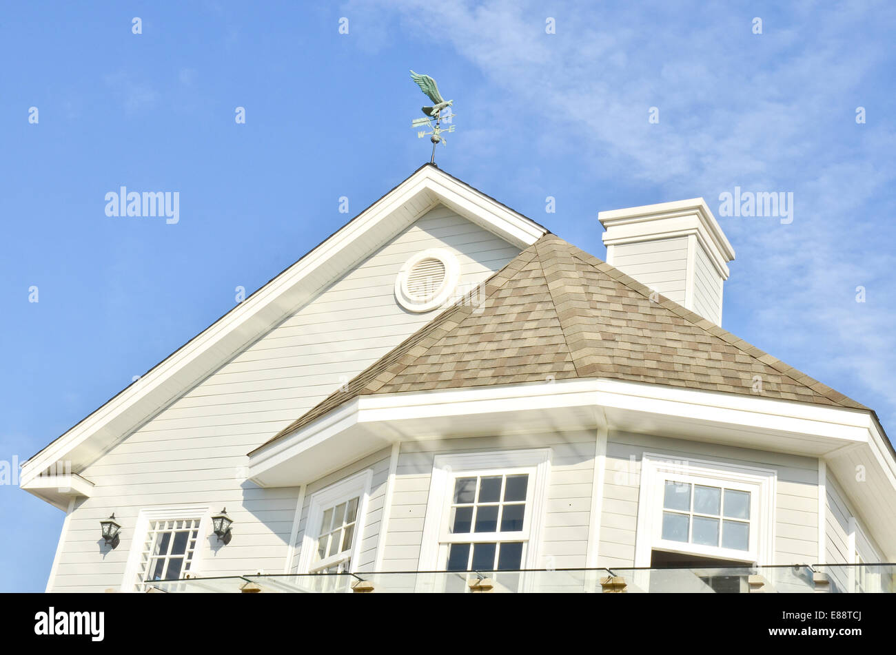 Das Dach des Hauses unter blauem Himmel Stockfoto