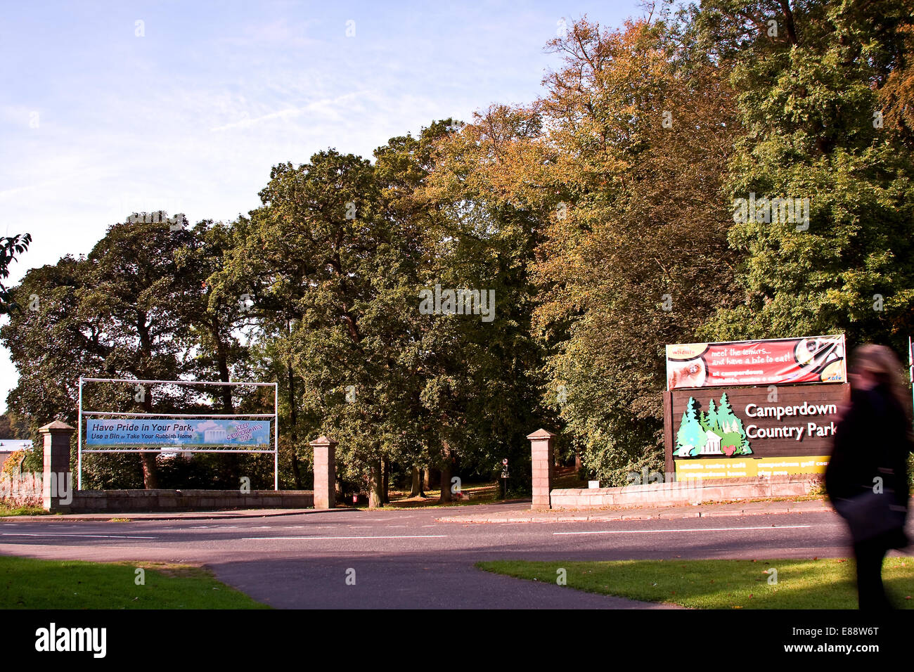 Dundee, Schottland, Vereinigtes Königreich. 2. Oktober 2014: Wetter; Herbst Heatwave. Das Met Office aufgezeichnet, September / Oktober 2014 ist der wärmste Herbst im Vereinigten Königreich seit 1910. Menschen, die genießen das warme Wetter und die Herbstfarben in Camperdown Country Park in Dundee, Schottland. Bildnachweis: Dundee Photographics/Alamy Live-Nachrichten Stockfoto