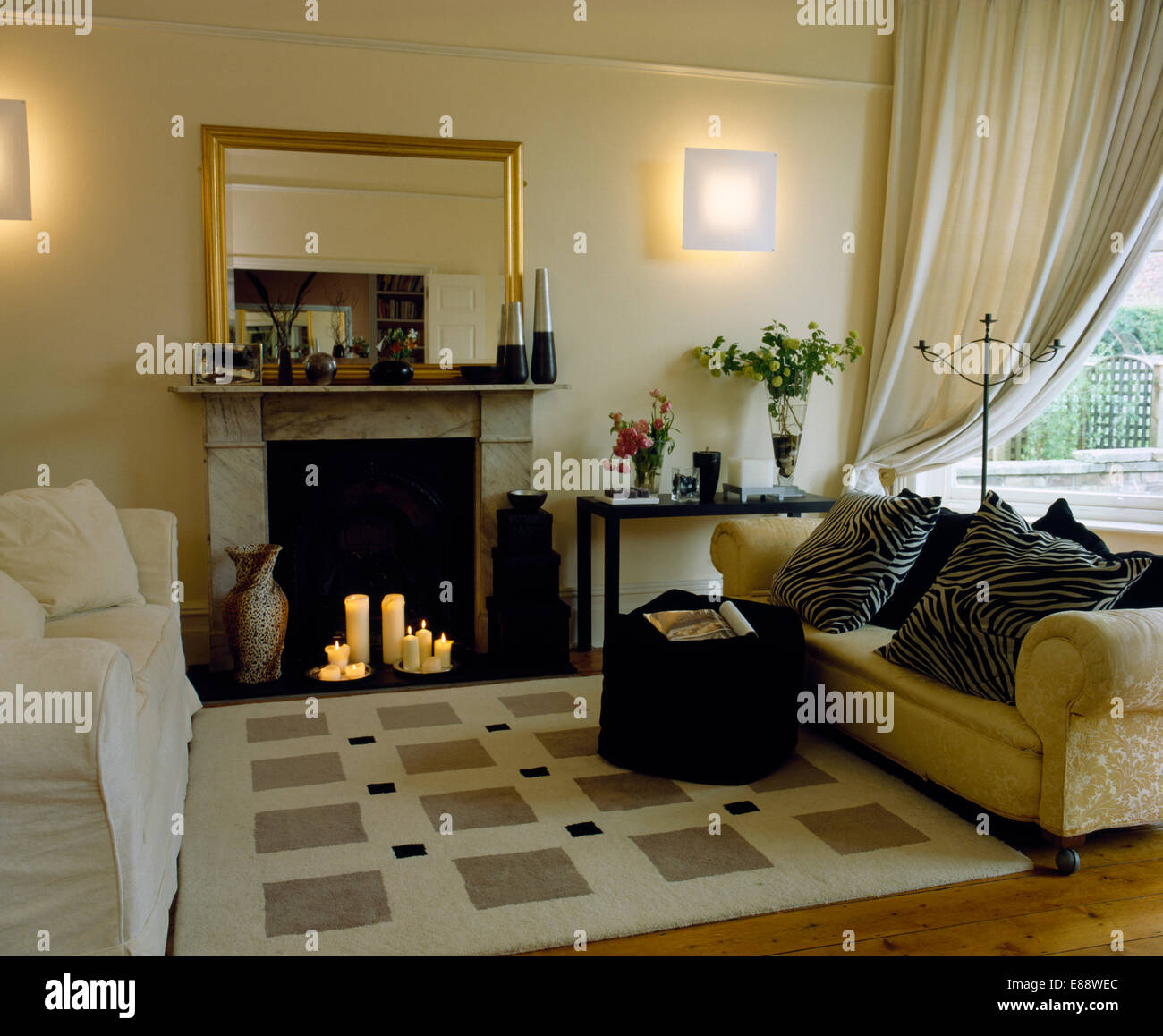 Weiß und Creme Sofas auf beiden Seiten der Creme gemusterten Teppich ... Weiß und Creme Sofas auf beiden Seiten der Creme gemusterten Teppich ...