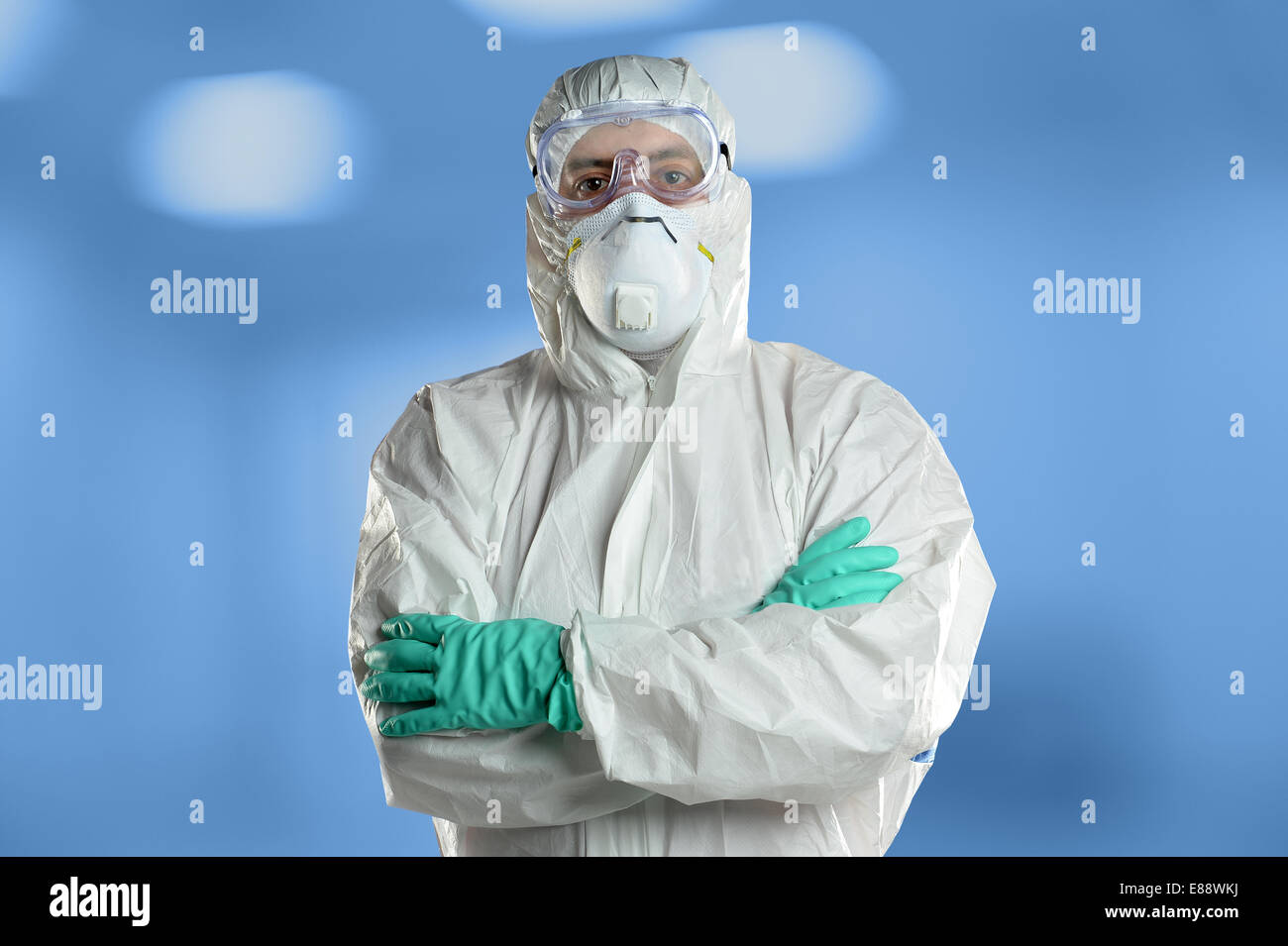 Wissenschaftler im Schutzanzug mit Arme gekreuzt im Labor Stockfoto