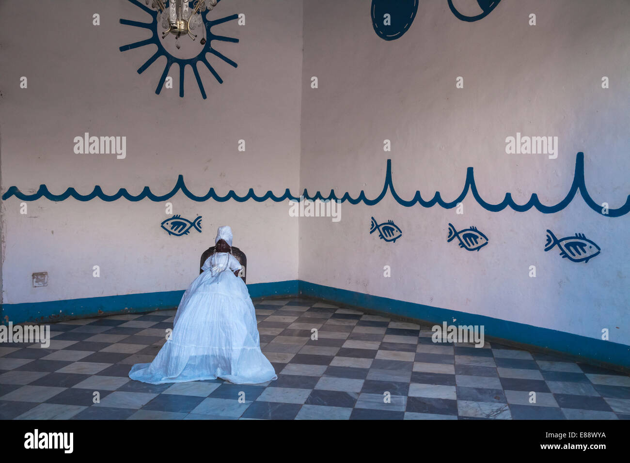 Santeria Puppe auf Altar in einem Santeria-Haus, Yamalla Tempel, Trinidad, Kuba, West Indies, Karibik Stockfoto