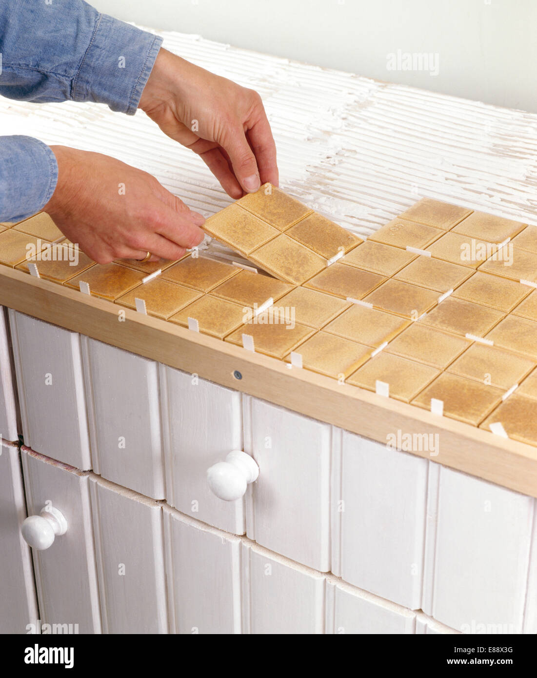 Nahaufnahme der Hände eine Küchenarbeitsplatte Fliesen Stockfoto