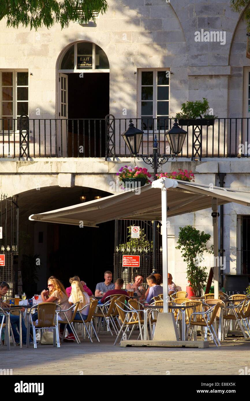 Cafe, Grand Kasematten Square, Gibraltar, Europa Stockfoto