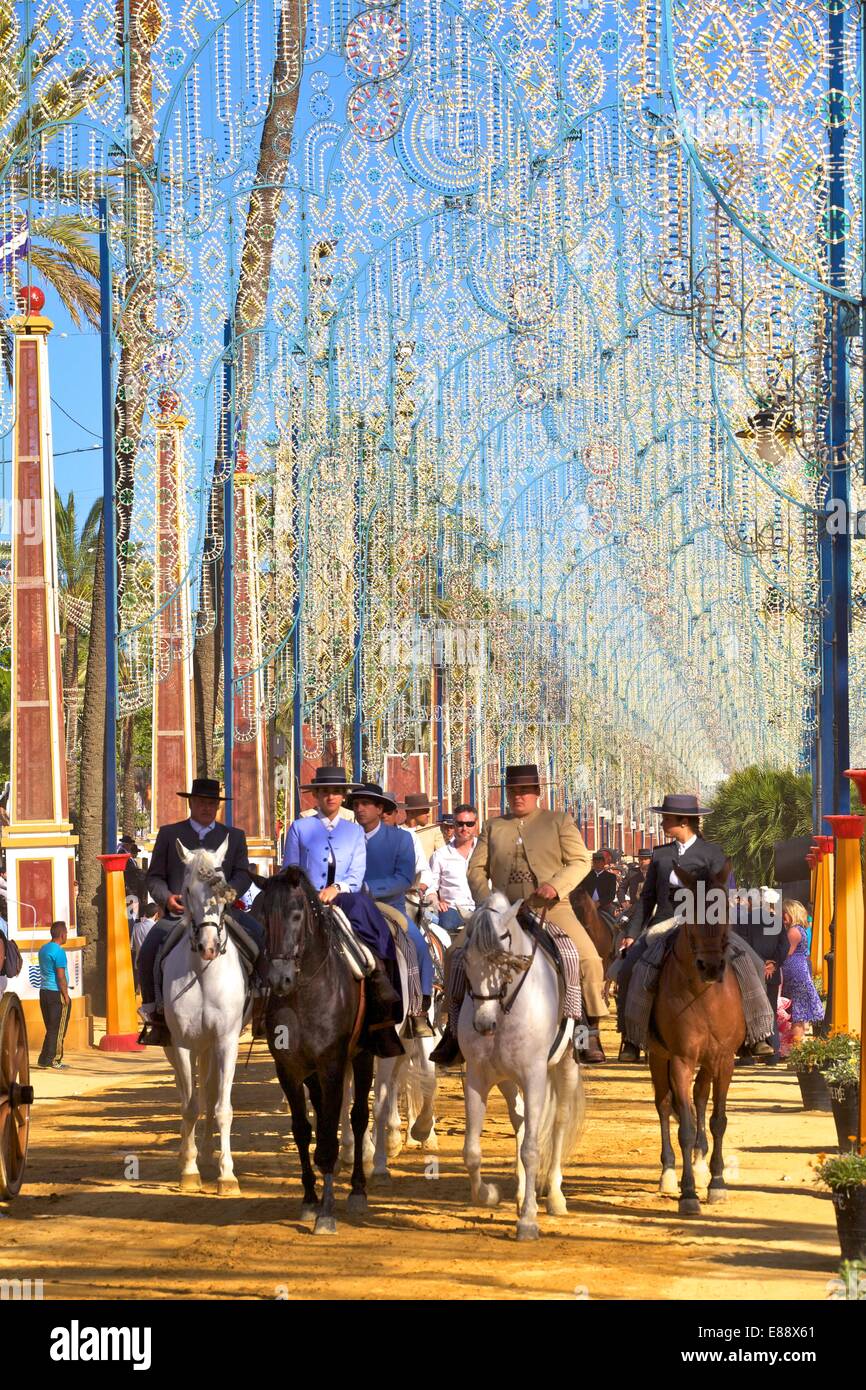 Spanischen Reitern in Tracht auf jährliche Pferdemesse, Jerez De La Frontera, Provinz Cadiz, Andalusien, Spanien, Europa Stockfoto
