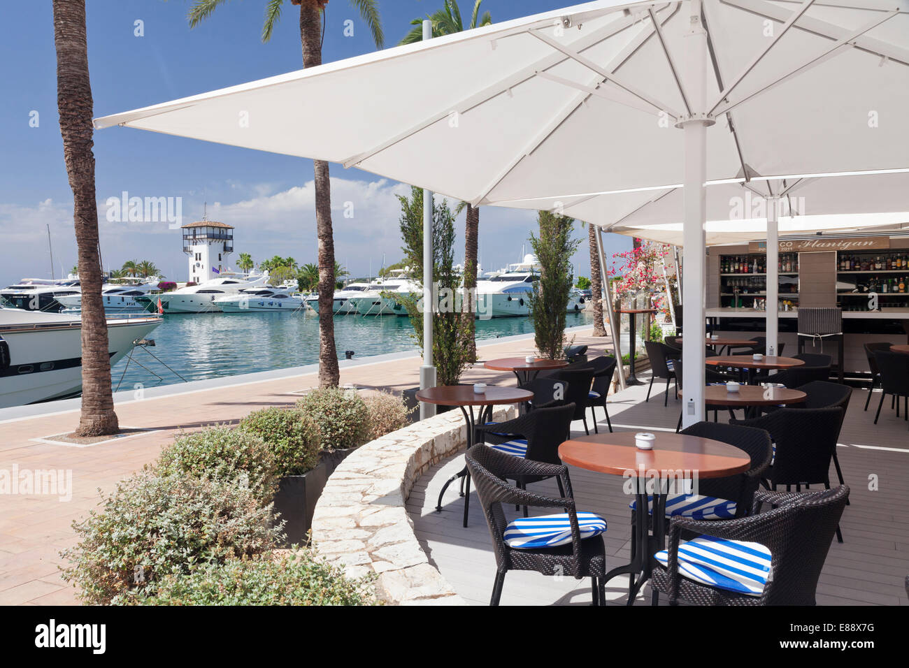 Cafe Promenade am Yachthafen Portals Nous, Mallorca, Balearen, Spanien, Mittelmeer, Europa Stockfoto