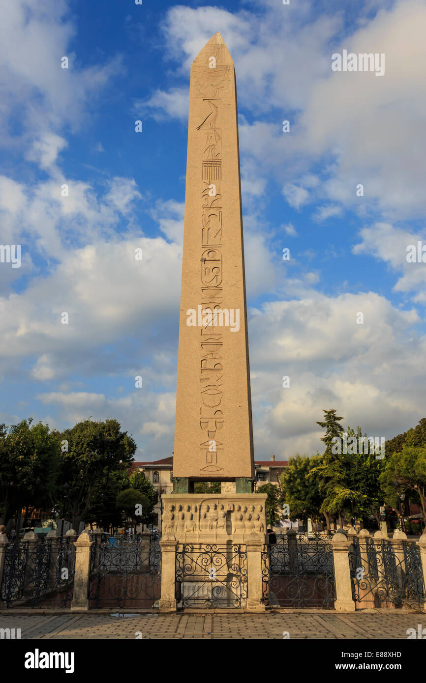 Ägyptischer Obelisk mit Hieroglyphen und Basis Fries, Hippodrom, August am frühen Morgen, Stadtteil Sultanahmet, Istanbul, Türkei Stockfoto