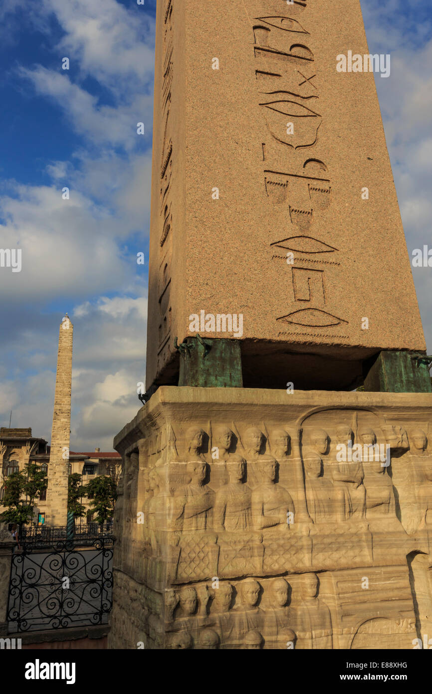 Ägyptischer Obelisk Hieroglyphen und dreiste Spalte, Hippodrom, August am frühen Morgen, Stadtteil Sultanahmet, Istanbul, Türkei Stockfoto