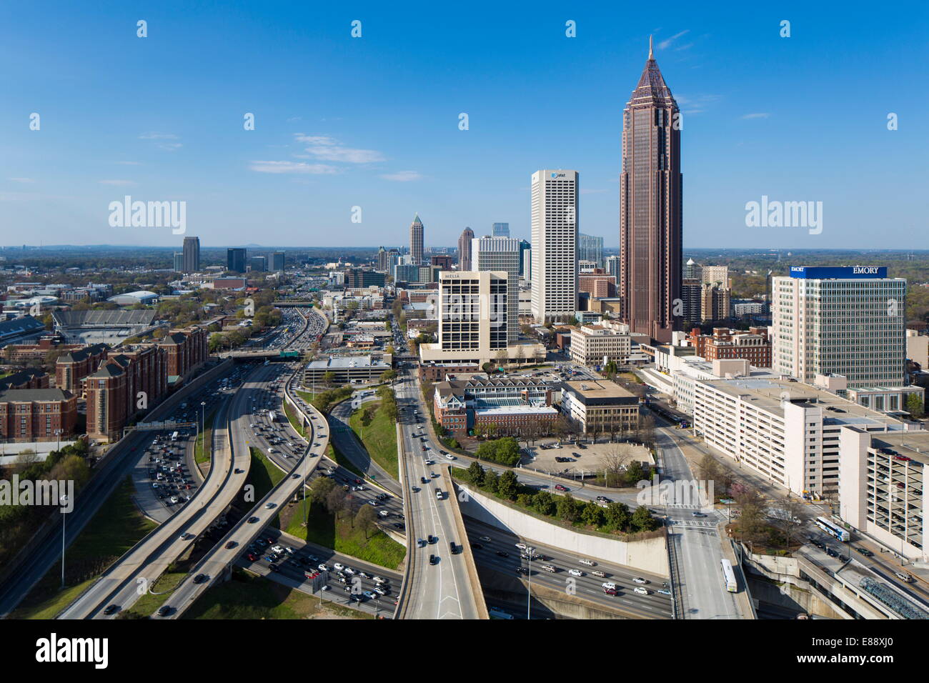 Erhöhten Blick auf die Interstate 85 vorbei die Midtown Atlanta Skyline, Atlanta, Georgia, Vereinigte Staaten von Amerika, Nordamerika Stockfoto