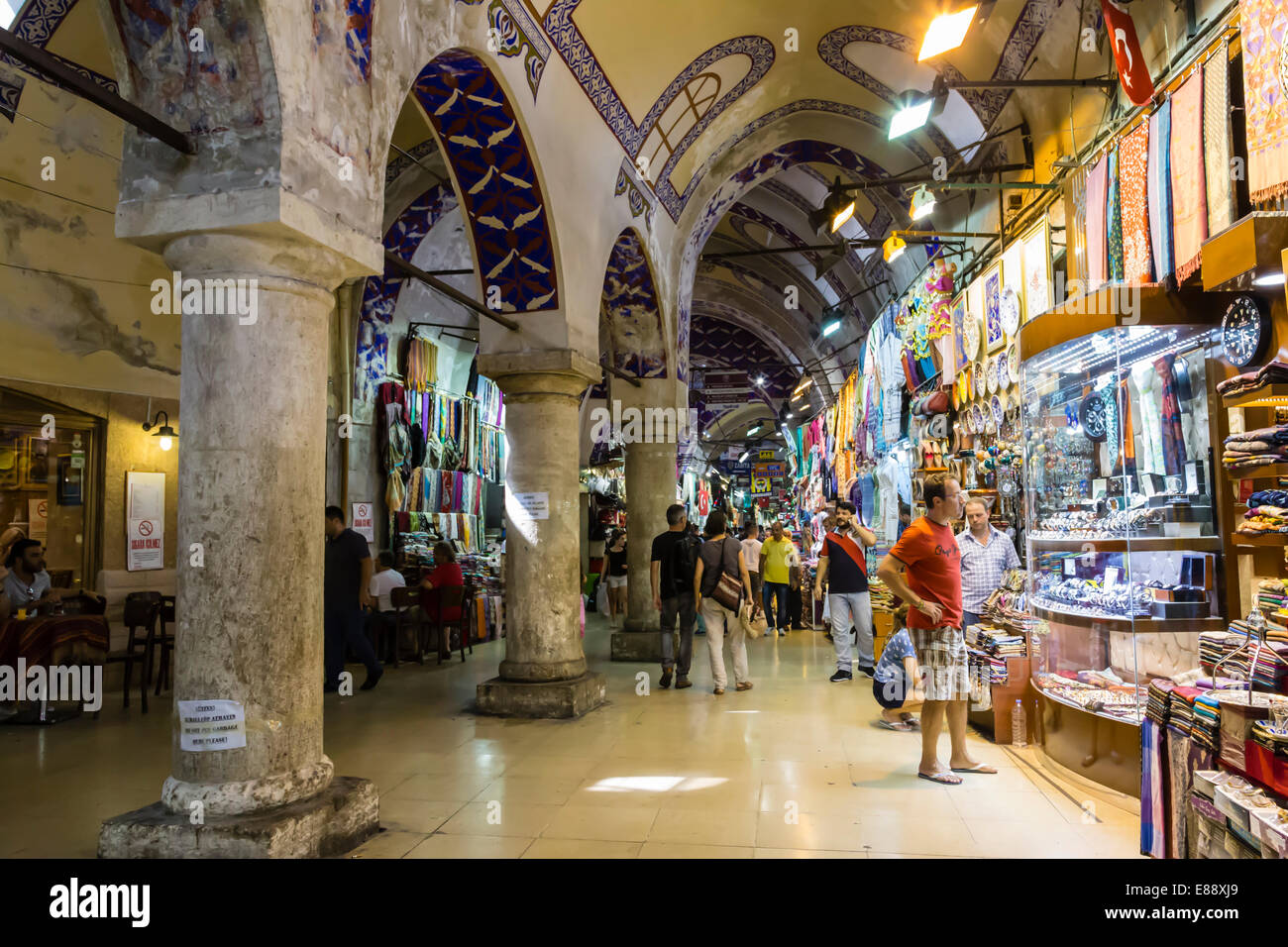 Straße mit Geschäften und Steinsäulen und verzierte Decke, Basar, Istanbul, Türkei, Europa Stockfoto