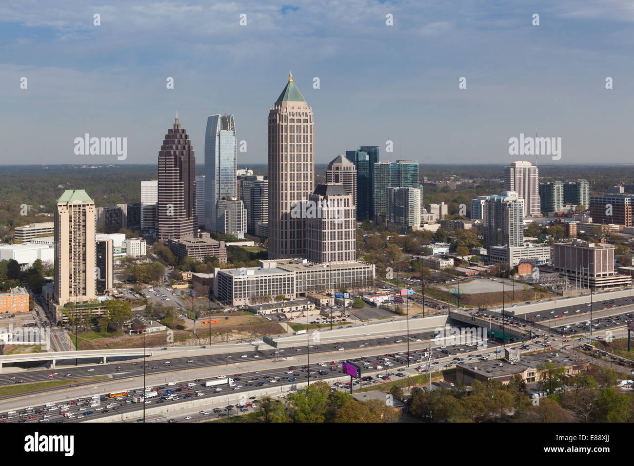 Erhöhten Blick auf die Interstate 85, vorbei an der Atlanta Skyline, Atlanta, Georgia, Vereinigte Staaten von Amerika, Nordamerika Stockfoto