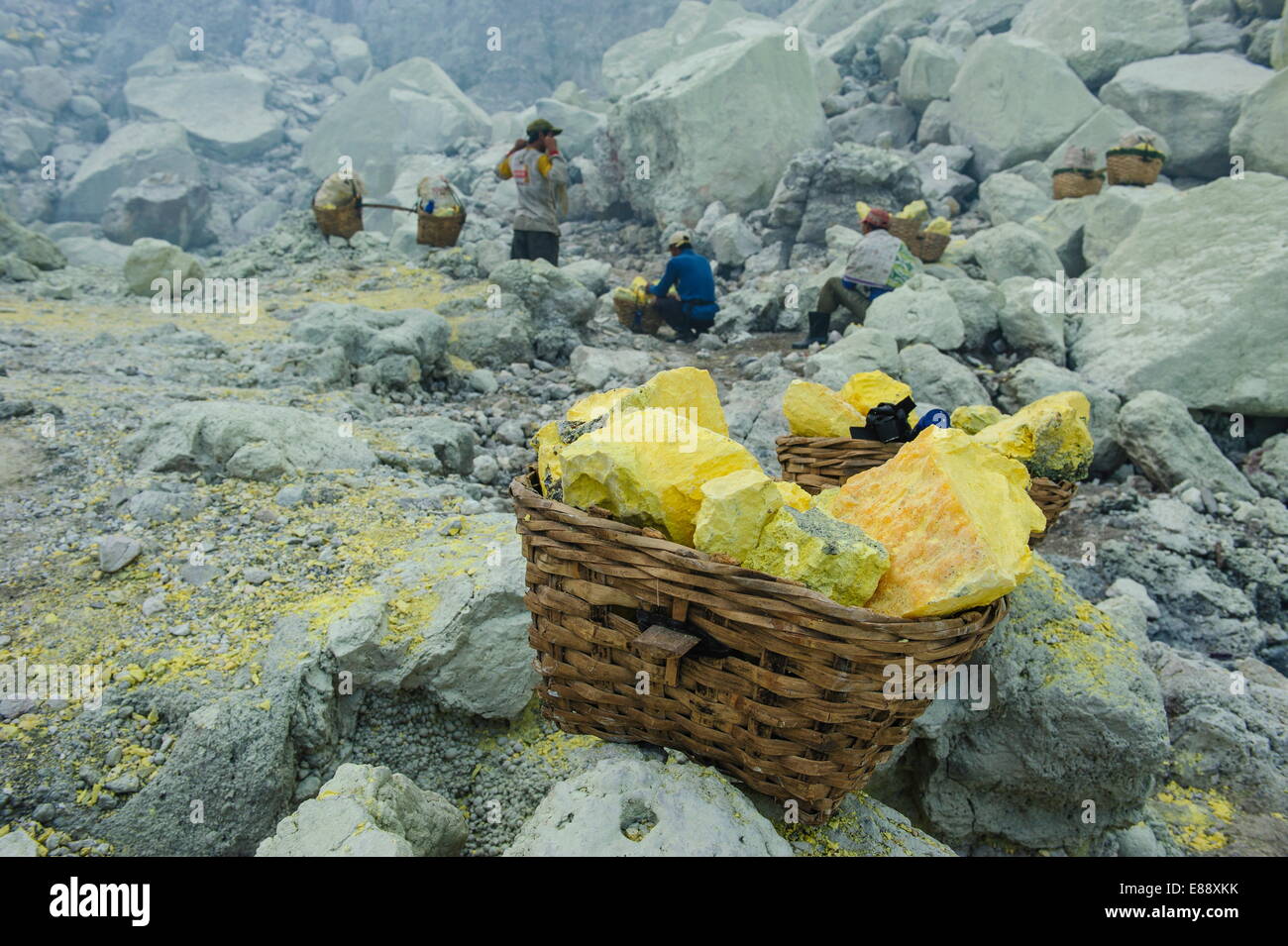 Korb mit Schwefel Blöcke, Ijen Vulkan, Java, Indonesien, Südostasien, Asien Stockfoto