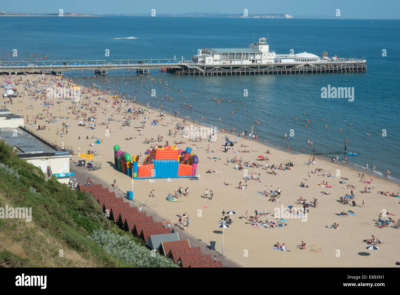 Der Strand und die Seebrücke in Bournemouth, Dorset, England, Vereinigtes Königreich, Europa Stockfoto