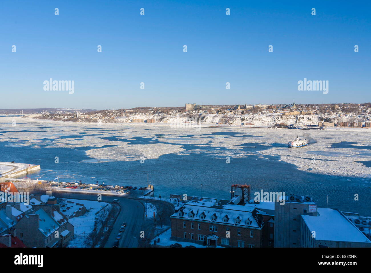 Fähre überquert den St. Lawrence River in Winter, Quebec Stadt, Quebec, Kanada, Nordamerika Stockfoto