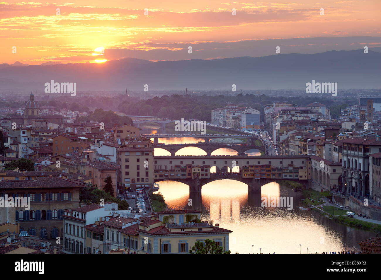 Blick auf den Sonnenuntergang über Florenz und die Ponte Vecchio von Piazza Michelangelo, Florenz, UNESCO Website, Toskana, Italien Stockfoto