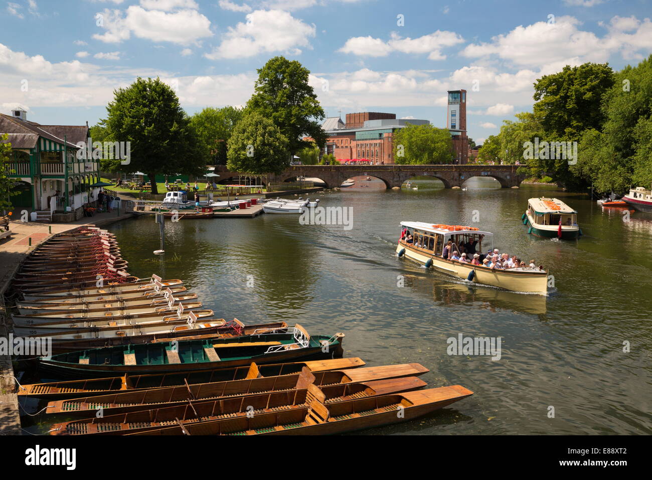 Boote auf dem Fluss Avon und die Royal Shakespeare Theatre, Stratford-upon-Avon, Warwickshire, England, Vereinigtes Königreich, Europa Stockfoto