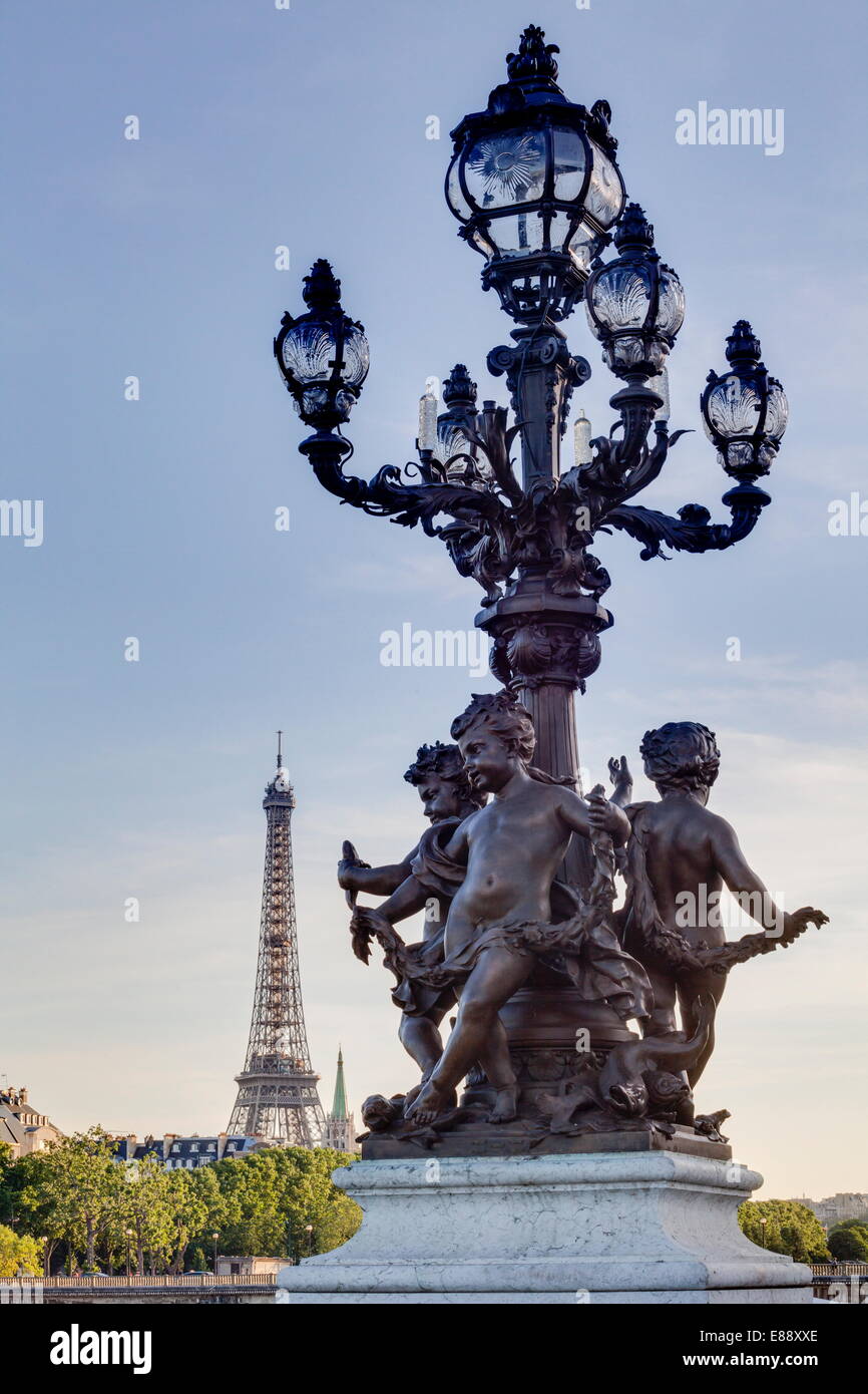 Statuen auf Pont Alexandre III mit dem Eiffelturm im Hintergrund, Paris, Frankreich, Europa Stockfoto