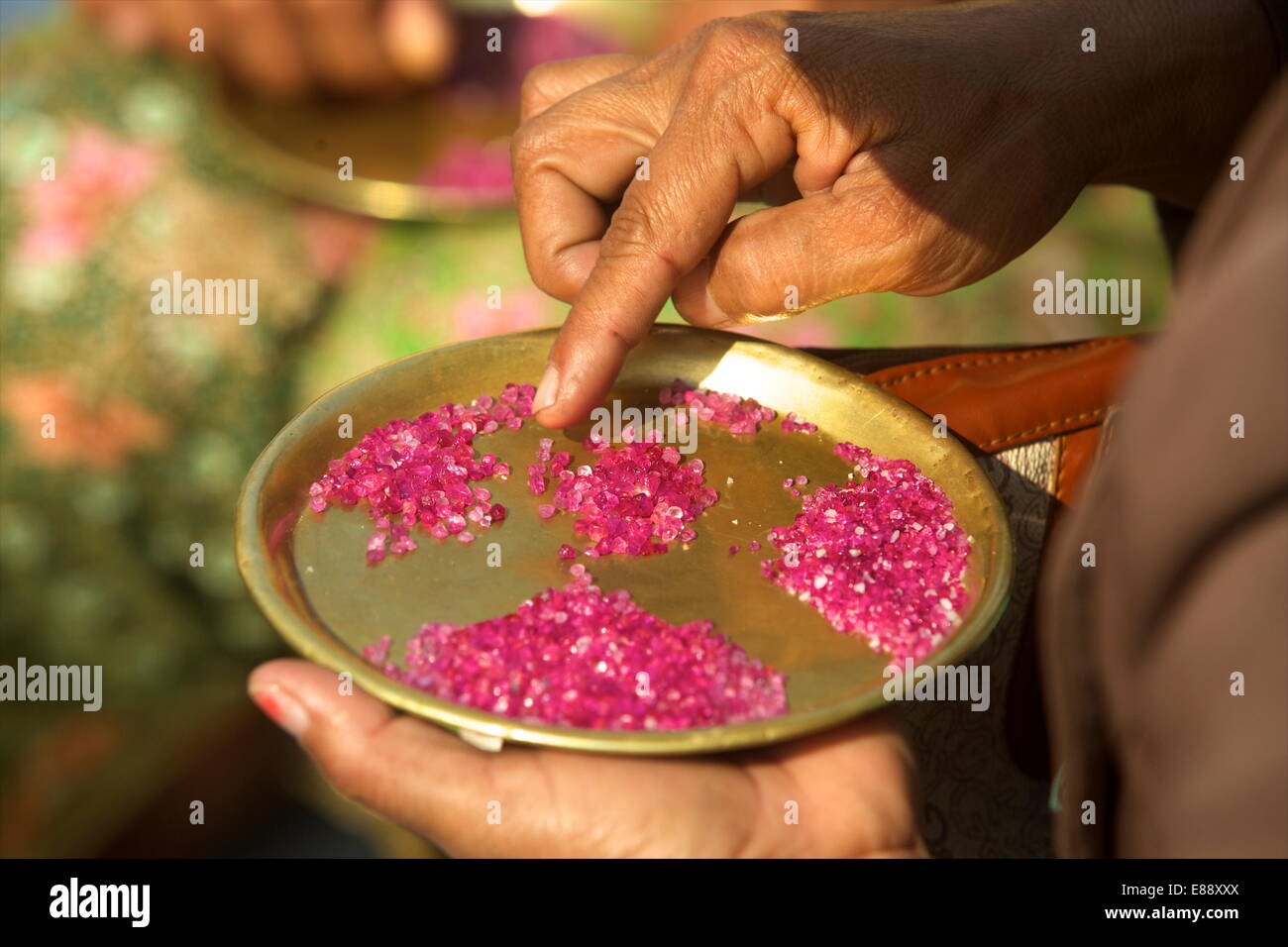 Rubinroten Steinchen gekauft von den Käufern auf dem Markt von Mogok, Myanmar (Burma), Asien Stockfoto