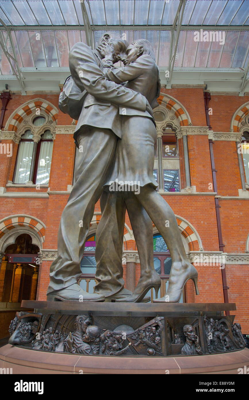 Statue von paar umarmt, St. Pancras Station, London, England, Vereinigtes Königreich, Europa Stockfoto