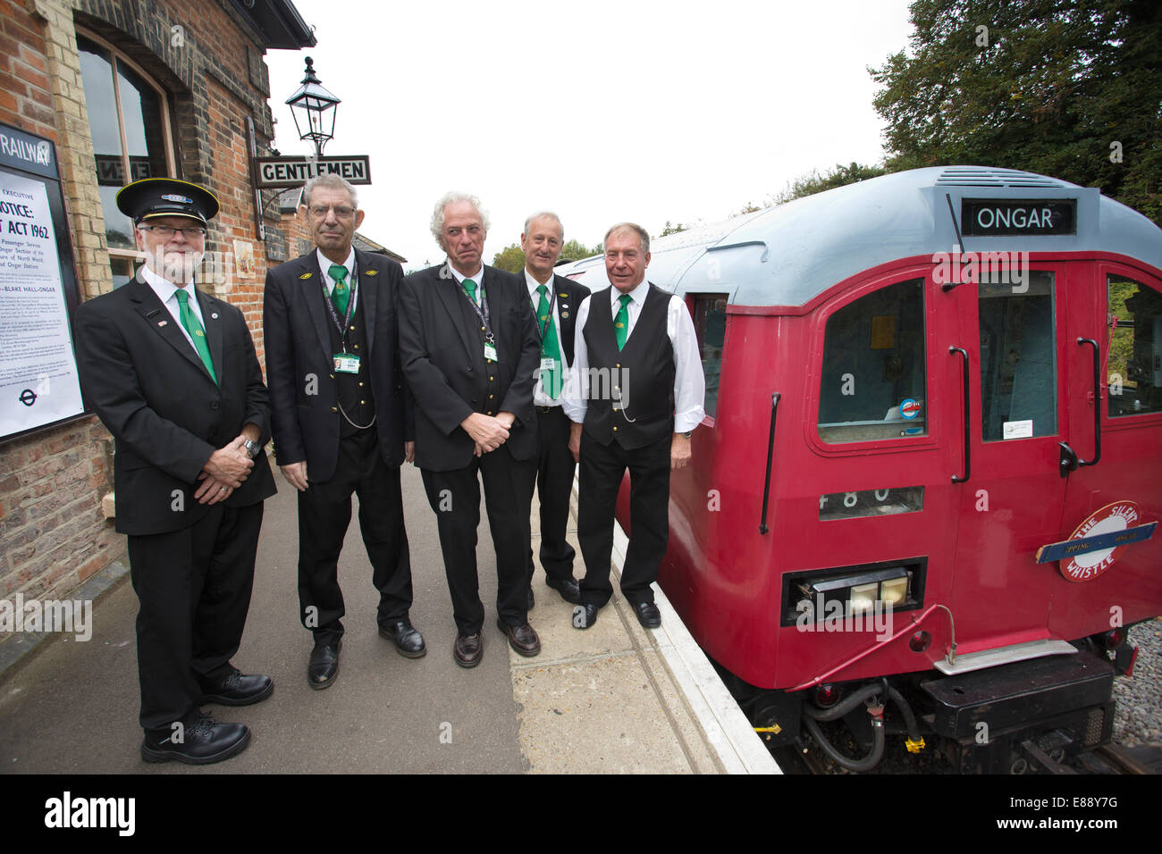 Cravens Erbe U-Bahn Freiwillige auf der Plattform bei Ongar Bahnhof, Epping Ongar Railway, Essex, England, UK Stockfoto