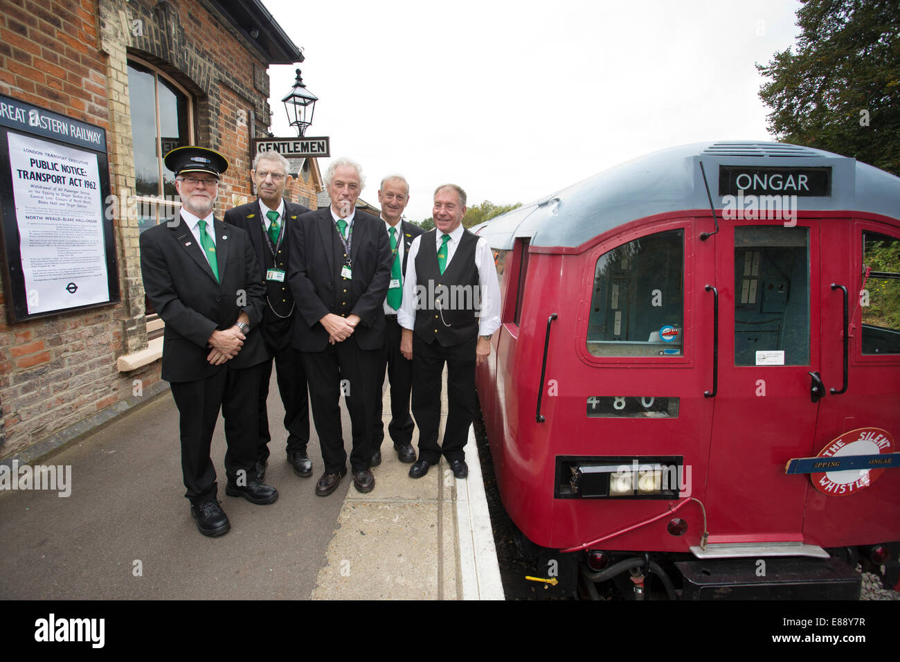 Cravens Erbe U-Bahn Freiwillige auf der Plattform bei Ongar Bahnhof, Epping Ongar Railway, Essex, England, UK Stockfoto