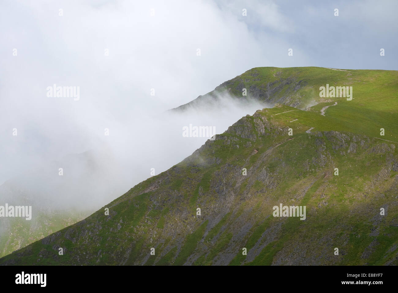 Blick hinauf auf den Gipfel des Blencathra mit Halls Fell Ridge und Doddick Fell Ridge in der Cloud. Der Lake District, Cumbr Stockfoto