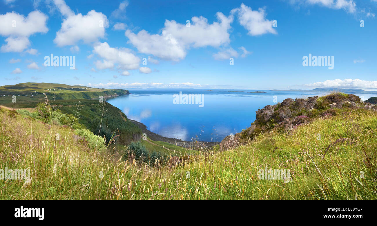 Blick auf Loch Snizort von den Klippen der Partitur Horan an der Küste von Waternish auf der Isle Of Skye, Schottisches Hochland, Stockfoto
