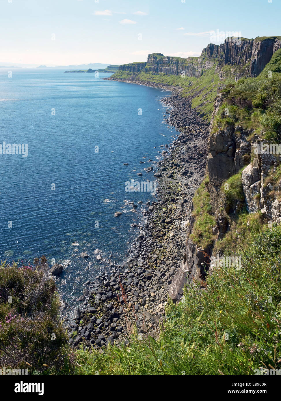 Blickte der Trotternish Küste von Ellishadder in der Nähe von Kilt Rock auf der Isle Of Skye, Schottisches Hochland Stockfoto