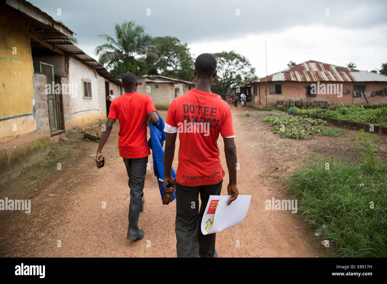 Mitglieder der Task Force Team in Dolo gehen in der ganzen Stadt verteilt Plakate Sensibilisierung über Ebola sowie prope Stockfoto