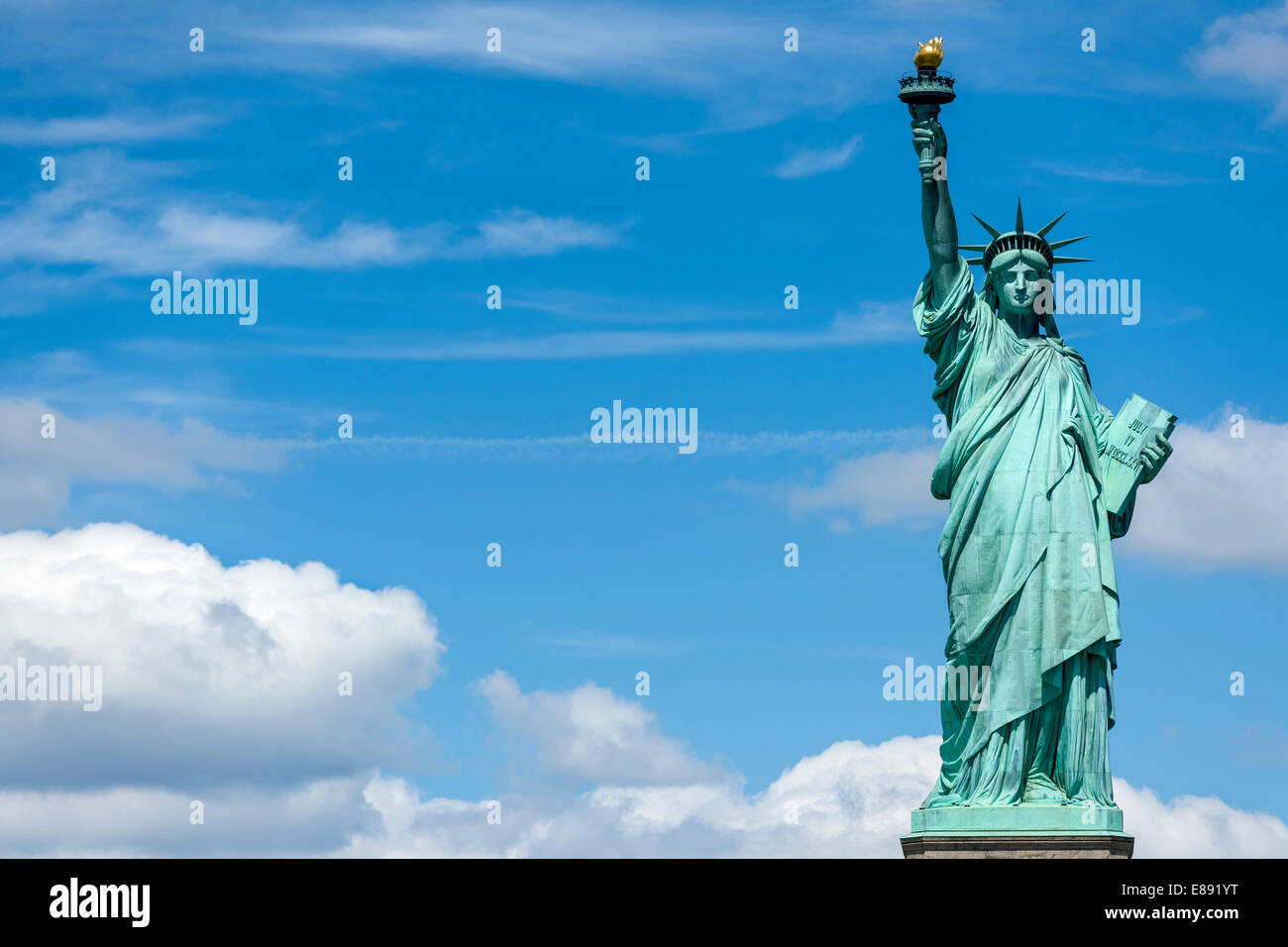 Die New Yorker Freiheitsstatue auf Liberty Island mitten im Hafen von New York, Manhattan, New York - USA steht. Stockfoto