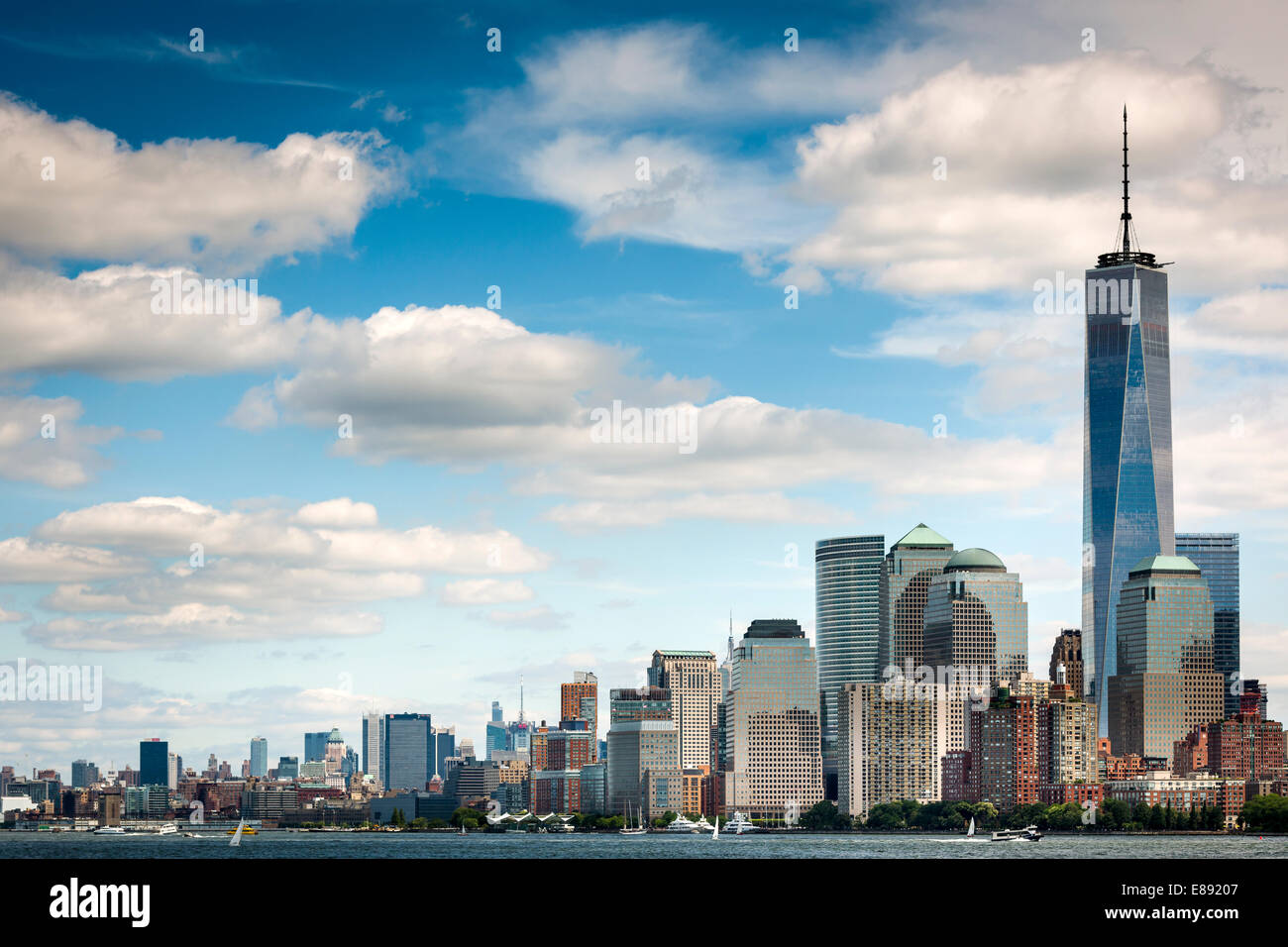 Der Freedom Tower überragt Battery Park, Downtown Manhattan, New York Stockfoto