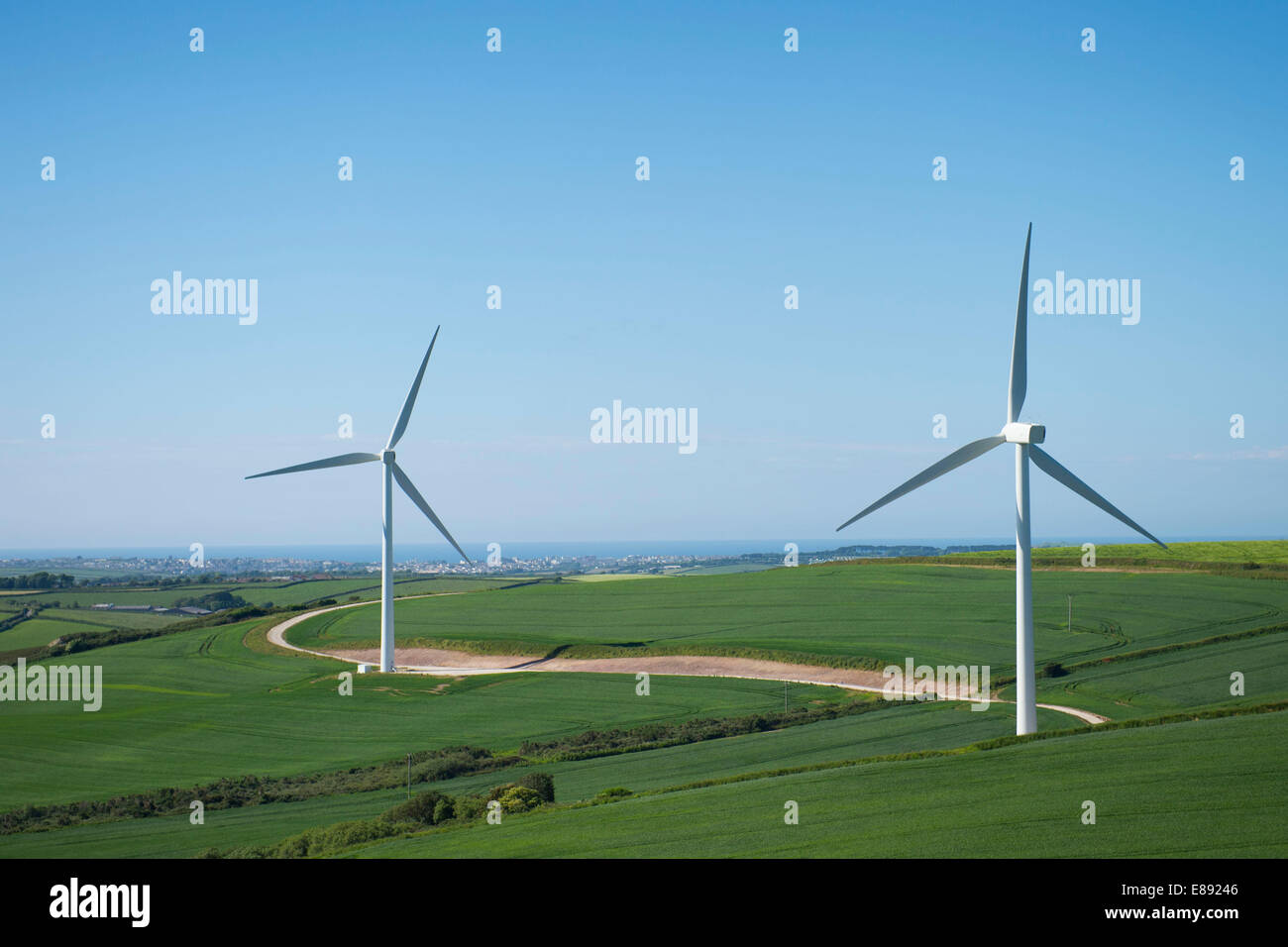 Windkraftanlagen, die Erzeugung von erneuerbarer Energie in Cornwall. Stockfoto