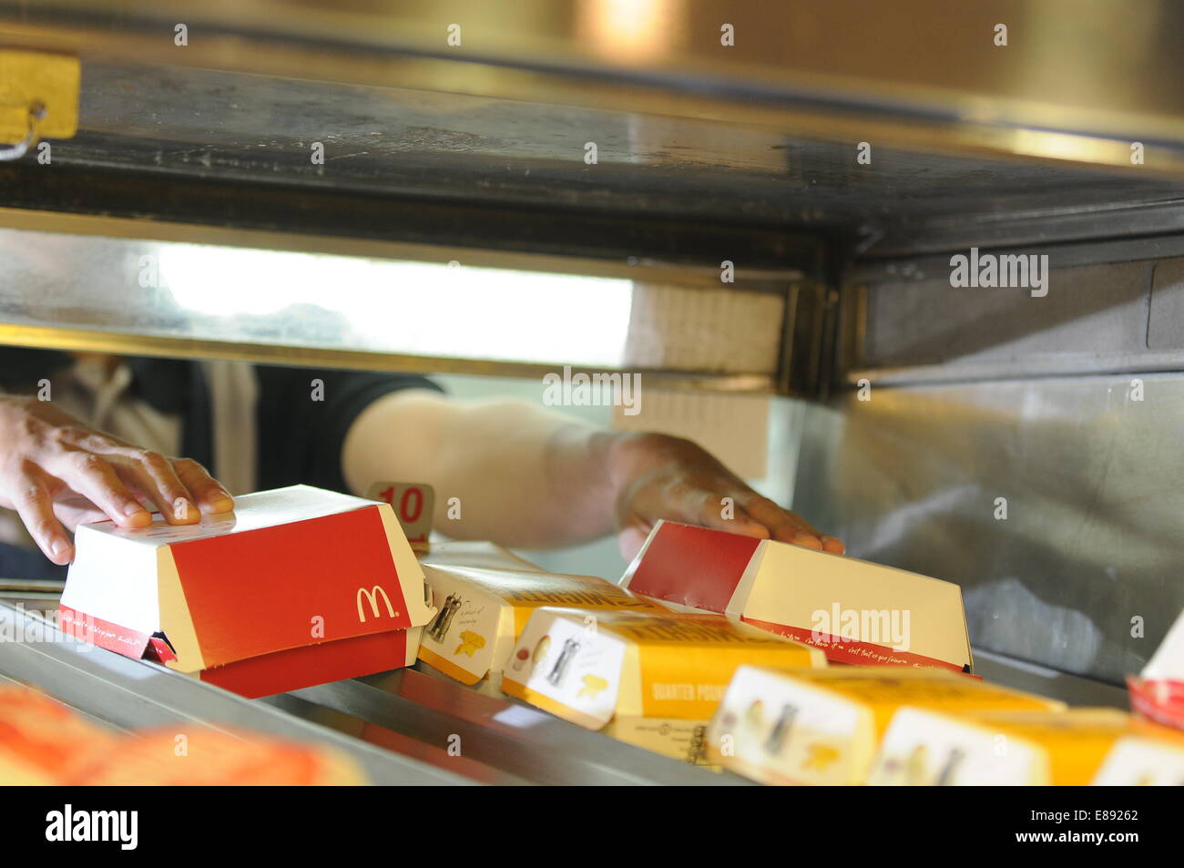 McDonald's Mitarbeiter Mitarbeiter arbeitet in der McDonald's-Fastfood-Restaurant. Stockfoto