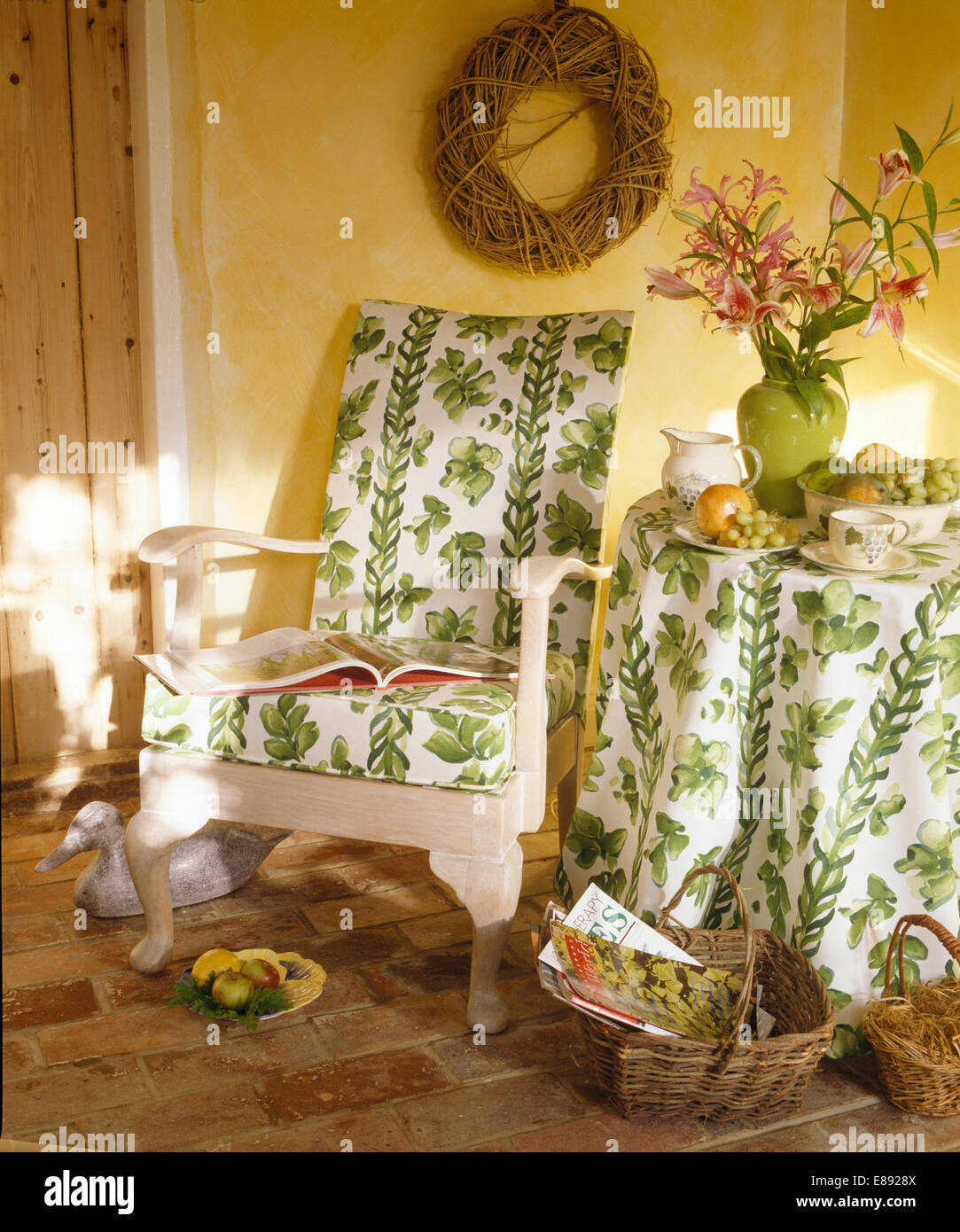 Hand bemalt grün + weiße Blattmuster auf Sessel und Tischdecke in Ecke des Speisesaals Stockfoto