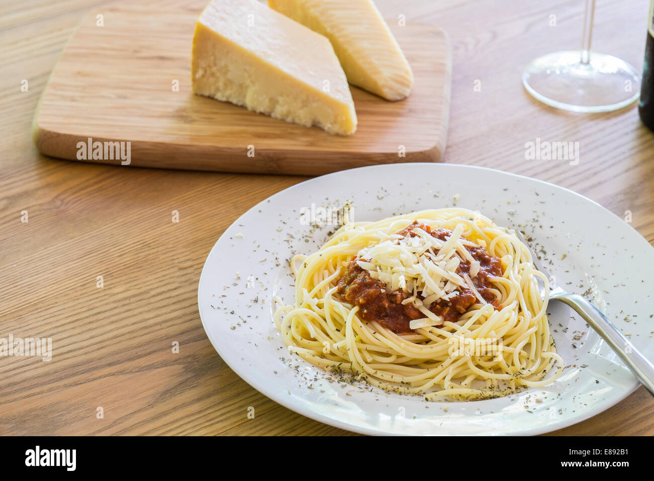 Spaghetti Nudeln mit roter Sauce und Parmesan auf Holztisch Stockfoto